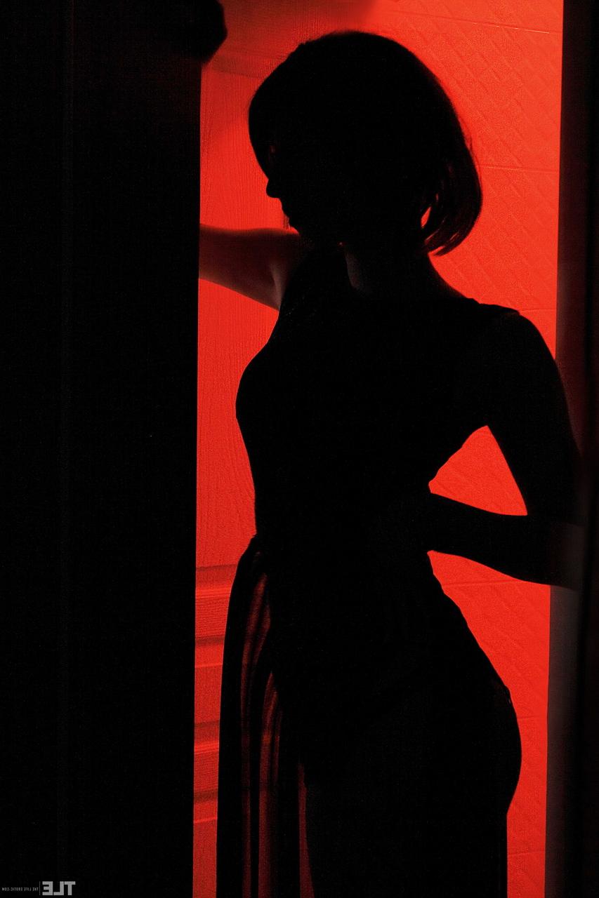 20P La joven pelirroja marianna muestra sus tatuajes y acaricia su cuerpo caliente