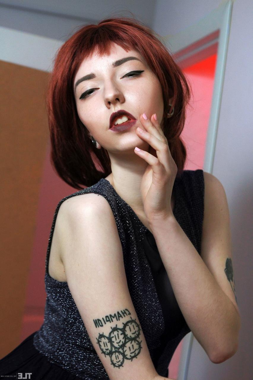20P La joven pelirroja marianna muestra sus tatuajes y acaricia su cuerpo caliente