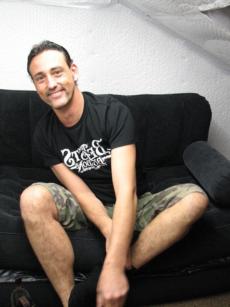 20P El semental gay Dave Shooter se quita los pantalones cortos y la ropa interior para masturbarse