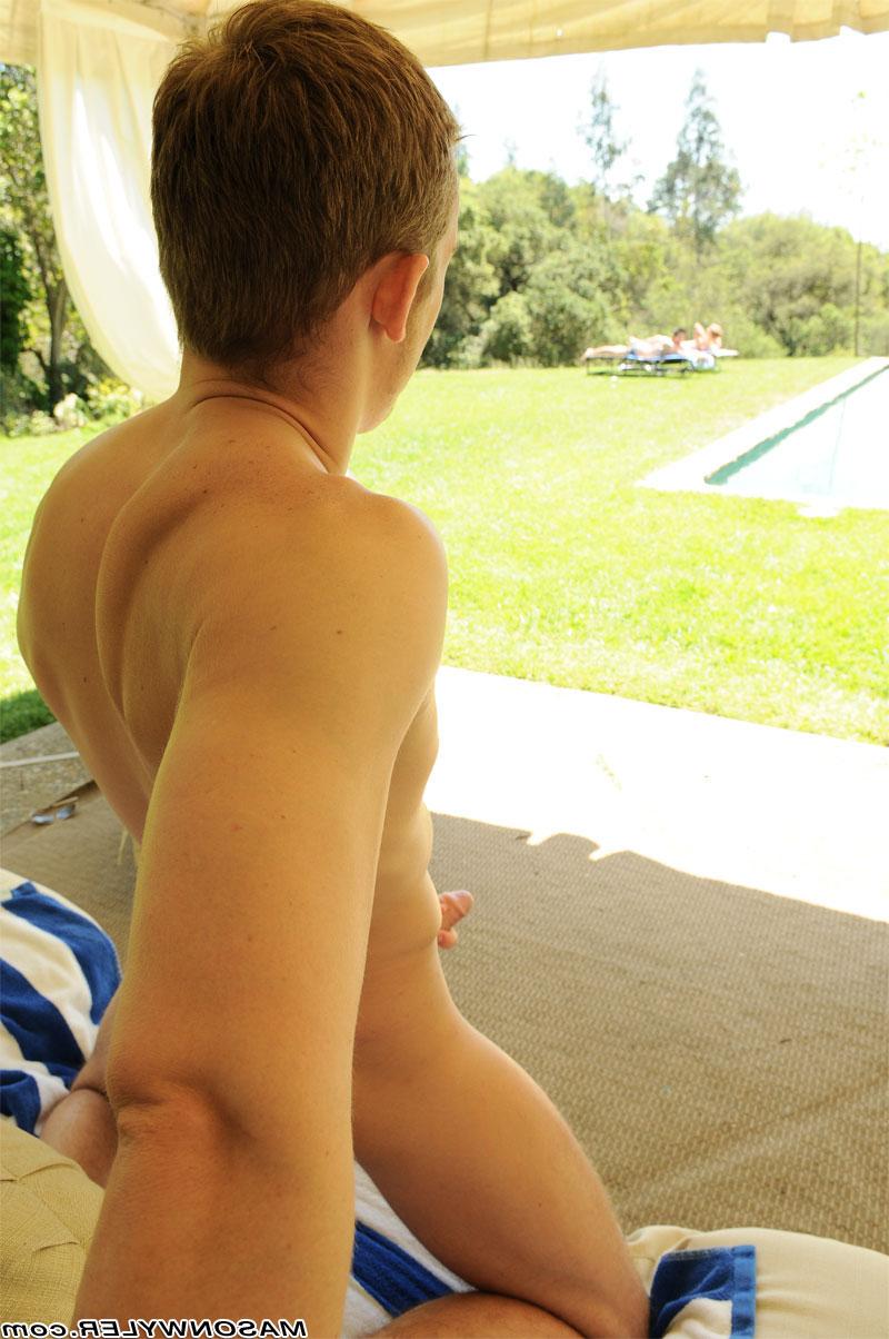 20P Der geile schwule blonde Mason streichelt seinen großen weißen Schwanz und fingert sein Arschloch