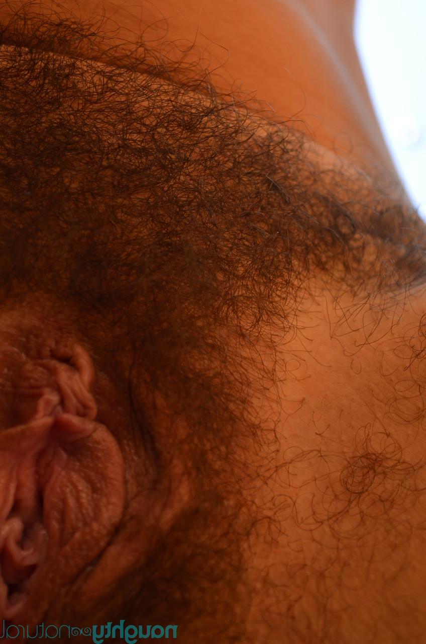 20P A morena amadora Nikki Silver lambe os pés e brinca com sua buceta peluda ao ar livre
