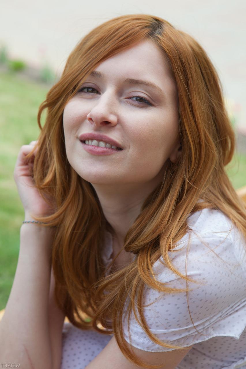 20P Redheaded goddess with a big ass Dariya A flaunts her trimmed clam poolside