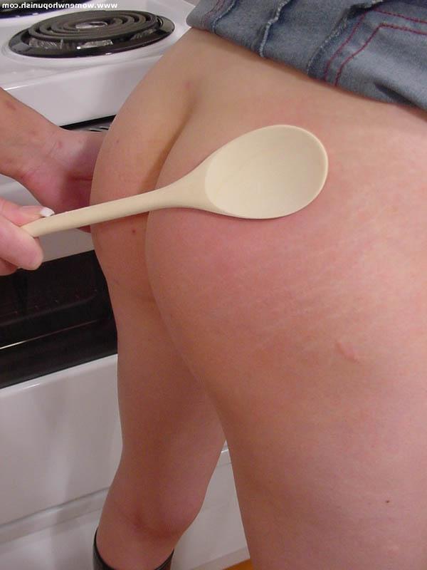 16P Des filles lesbiennes se battent les unes les autres avec une cuillère à mélanger dans la cuisine
