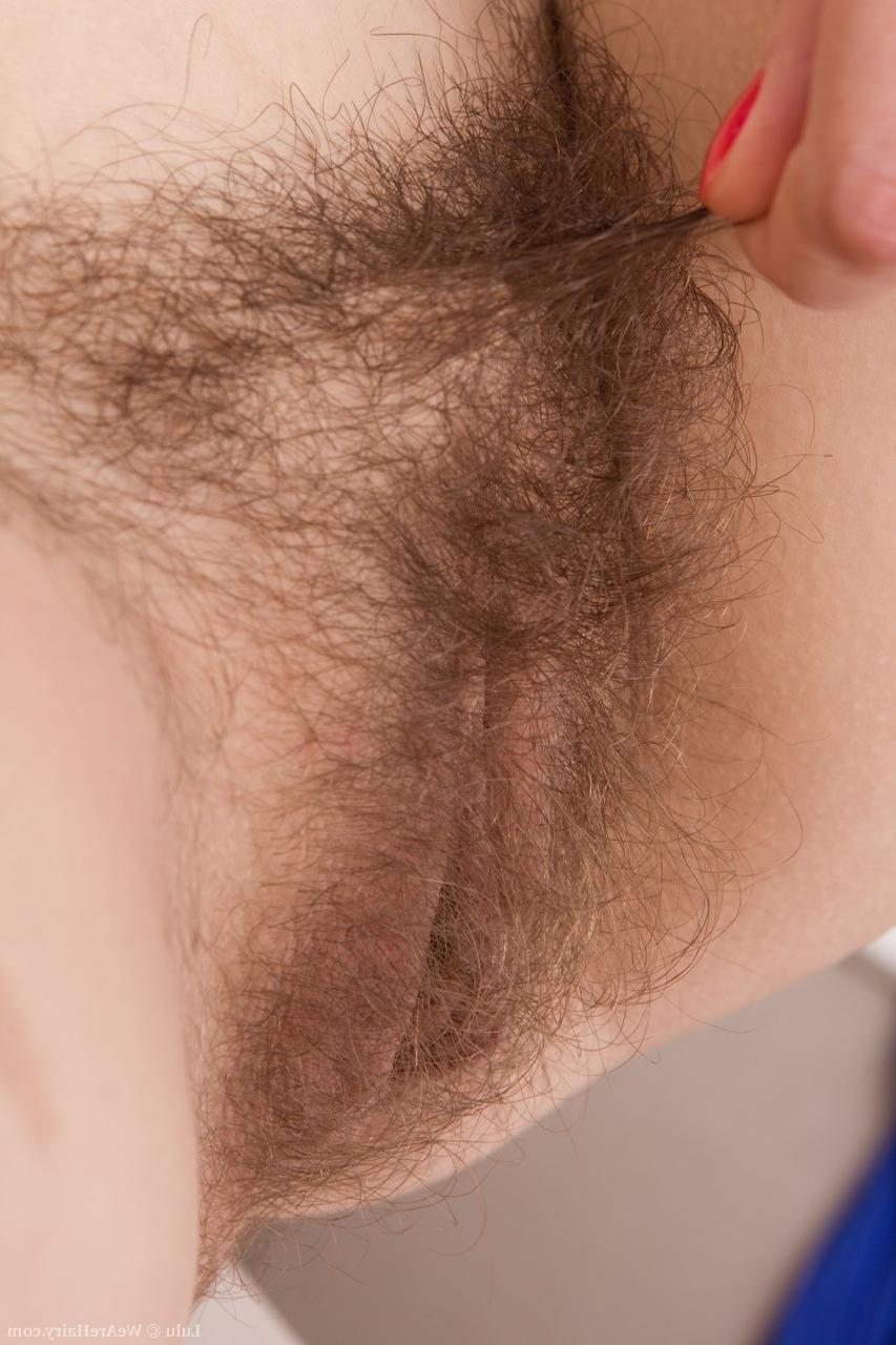18P A brincalhona Lulu tira o vestido e a lingerie antes de puxar os pelos da buceta