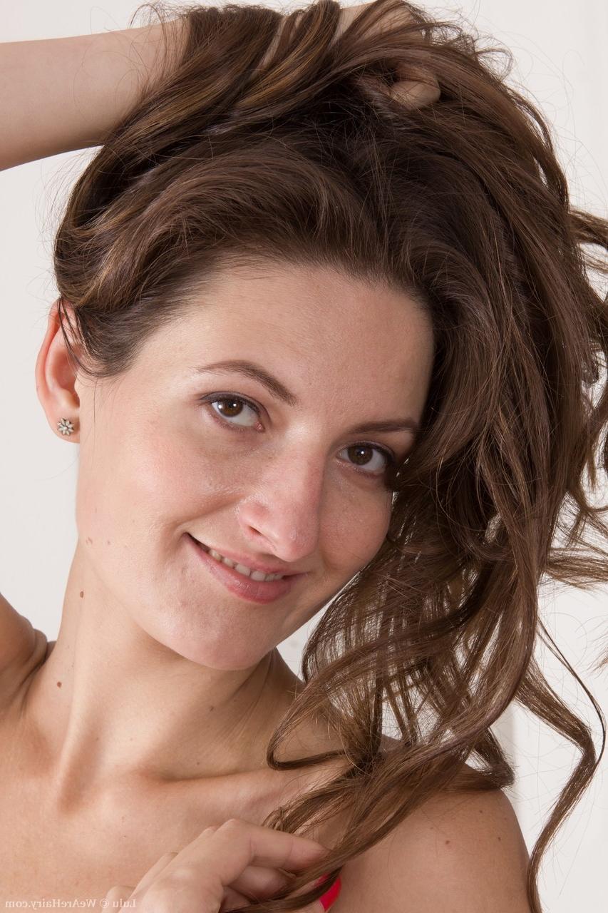 18P A brincalhona Lulu tira o vestido e a lingerie antes de puxar os pelos da buceta