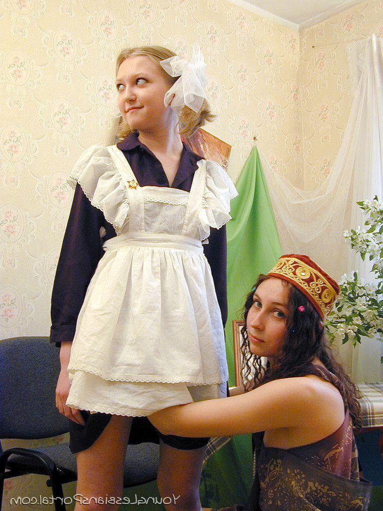 16P De jeunes filles russes lèchent et jouent des chattes pendant des relations sexuelles lesbiennes