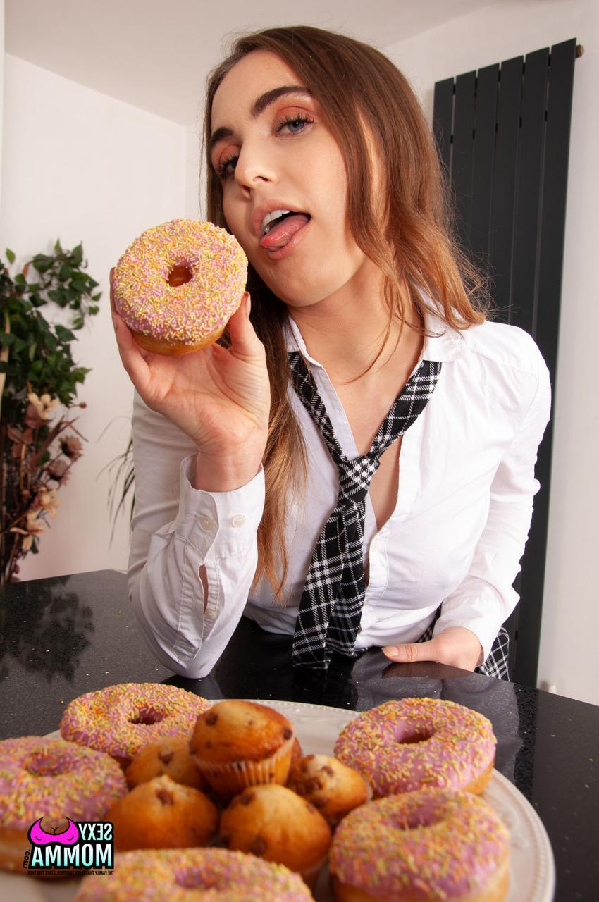 20P A adolescente sexy Lola Rae e a madrasta curvilínea Louise Lee brincam com brinquedos depois de se despir