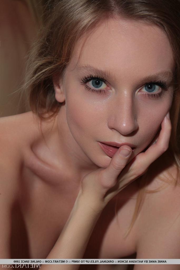 18P Die heiße blonde Teenagerin Annie Anne zieht ihren schwarzen Bikini aus, um nackt zu posieren