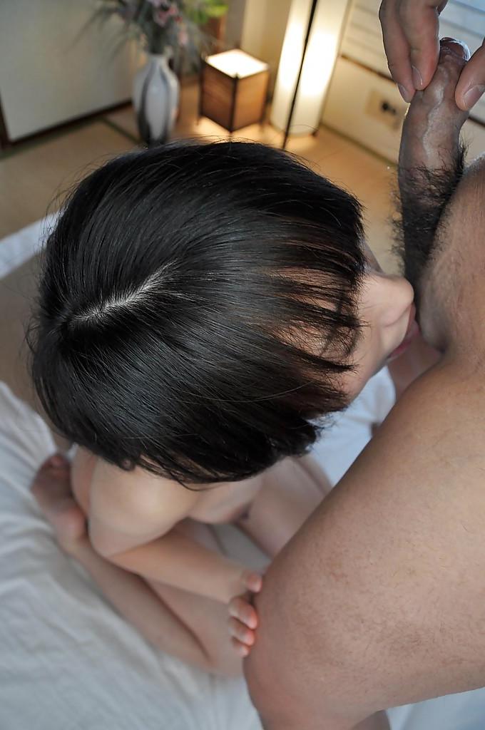 16P Masumi Miyaji, une asiatique sexy aux cheveux noirs, fait une pipe pour une petite bite.