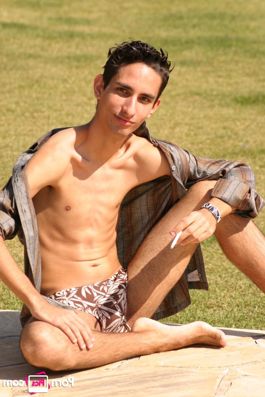 20P Los gays flacos Gabriel y Luiggy posan desnudos antes de follar en el patio trasero