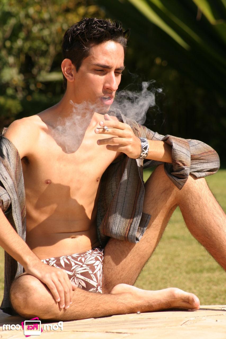 20P Los gays flacos Gabriel y Luiggy posan desnudos antes de follar en el patio trasero