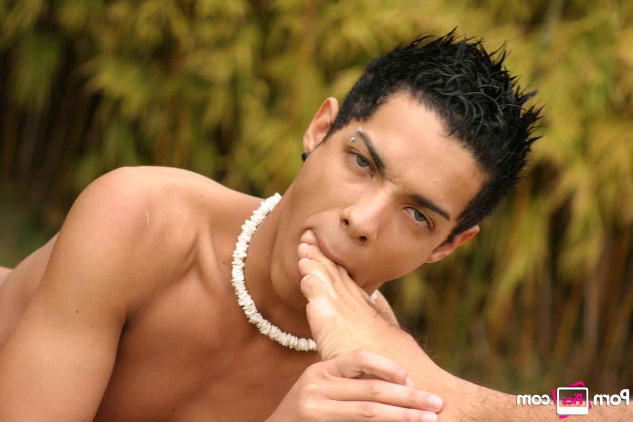 20P Los gays flacos Gabriel y Luiggy posan desnudos antes de follar en el patio trasero