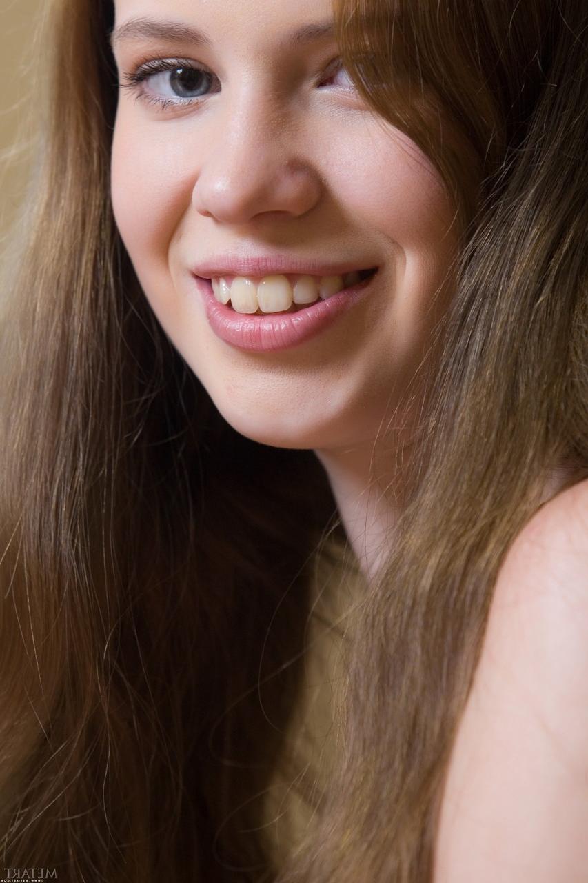 20P La jeune brune Gillian A vous taquine avec ses jolis seins et ses délicieuses palourdes en solo.