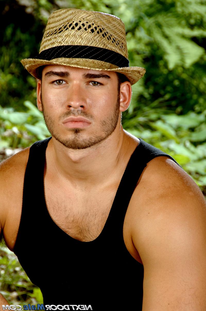 20P Gay gostoso com um corpo incrível Vince F tira a roupa e posa nu