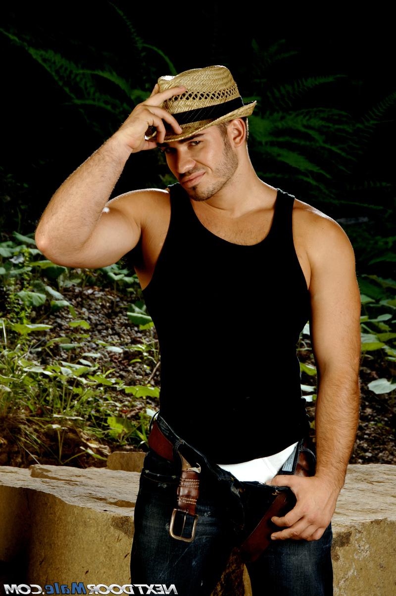 20P Gay gostoso com um corpo incrível Vince F tira a roupa e posa nu