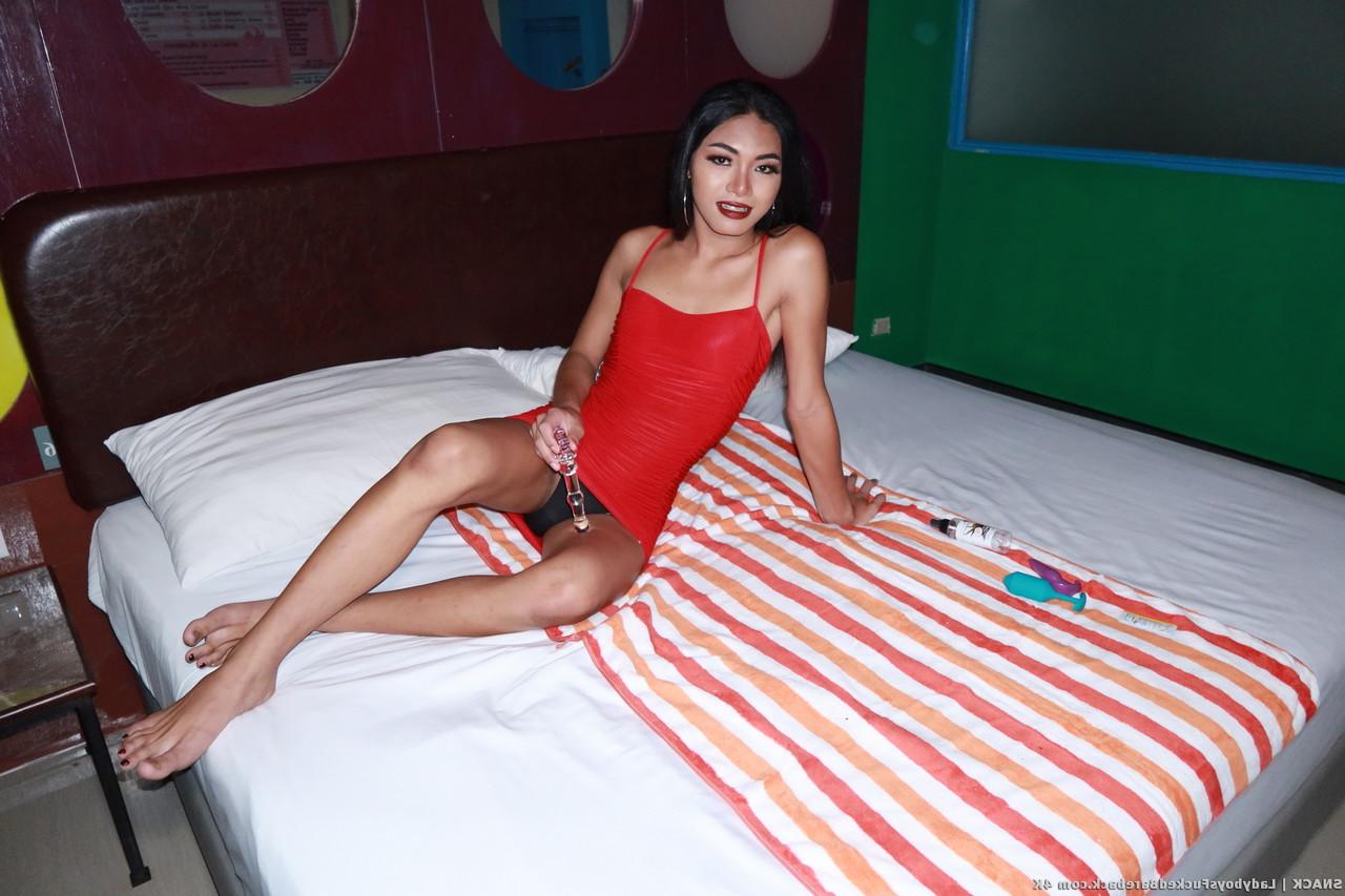 20P Die sexy Shemale Snack hat POV-Analsex mit einem Mann, nachdem sie ihm den Schwanz gelutscht hat