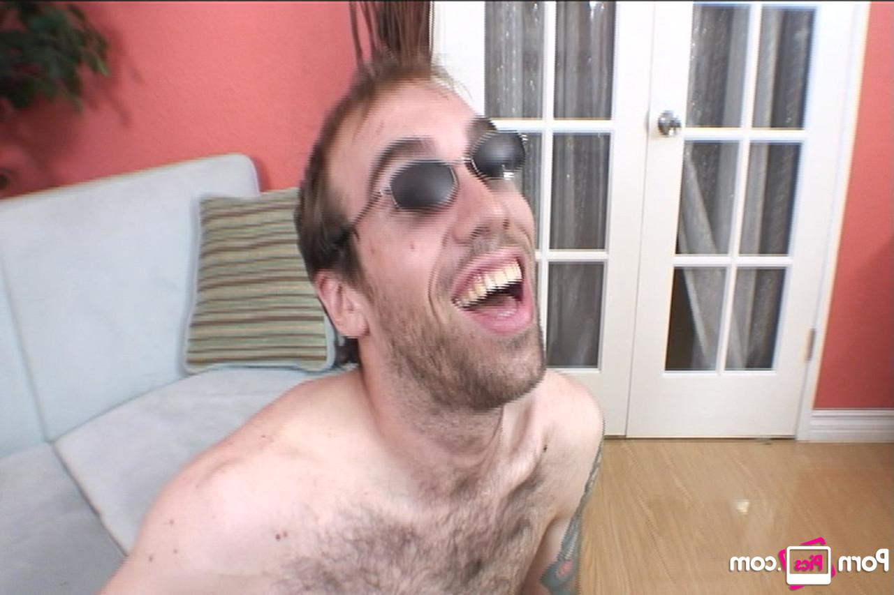 17P El gay peludo Danzig Michaels se desnuda y se masturba con gafas de sol
