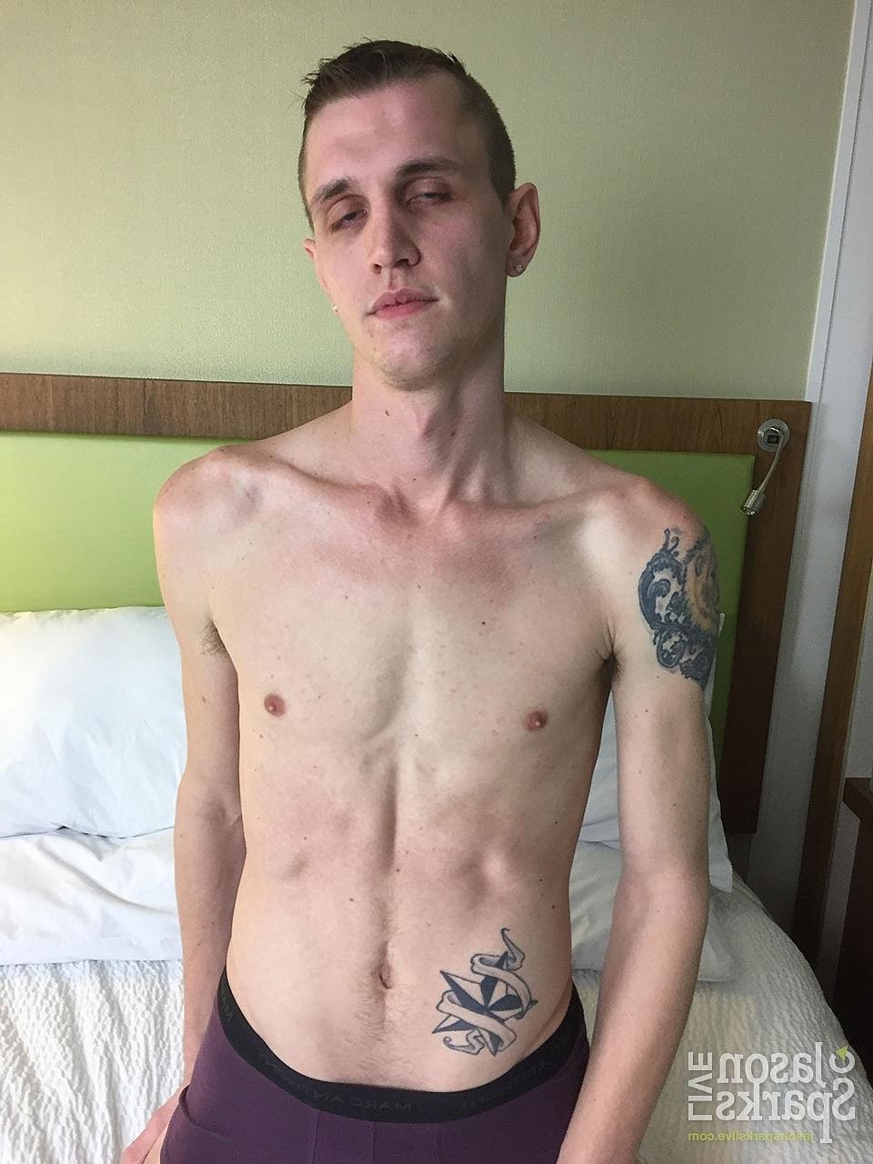 20P Damien Hyde, un mec maigre, pose nu avant de se faire baiser par le gay Joshua James.