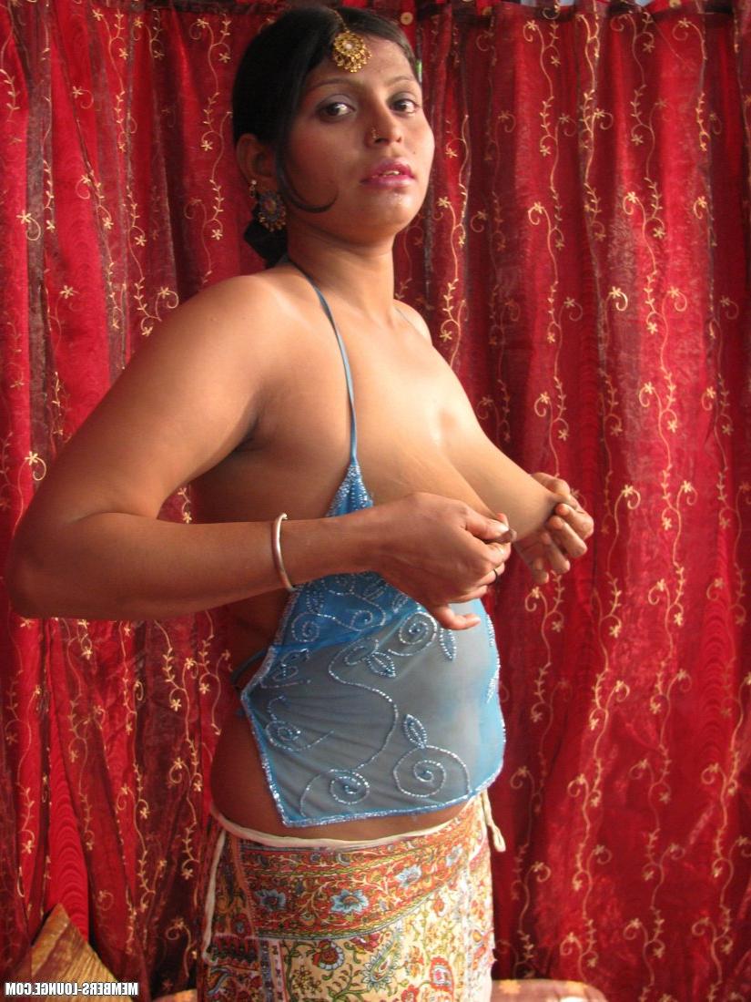 15P Indische MILF entblößt ihre natürlichen Titten, bevor sie eine Brustwarze leckt