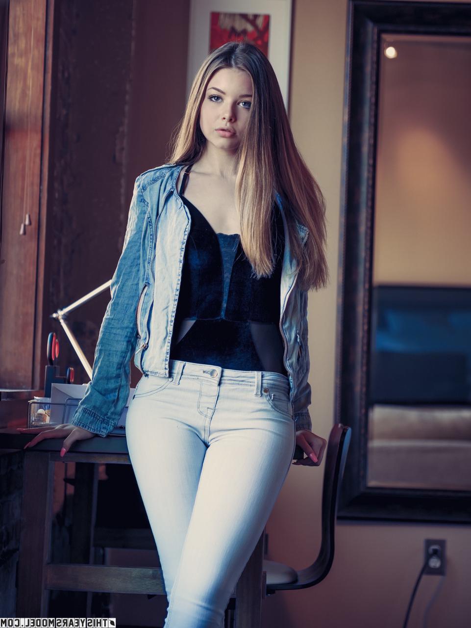 10P La magnifique fille Lana Lea enlève ses vêtements en jean pour poser nue.