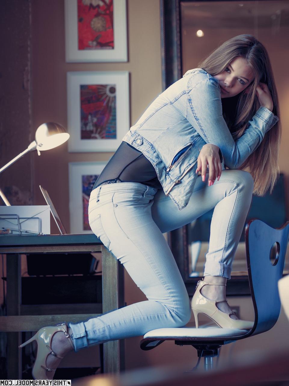 10P La magnifique fille Lana Lea enlève ses vêtements en jean pour poser nue.
