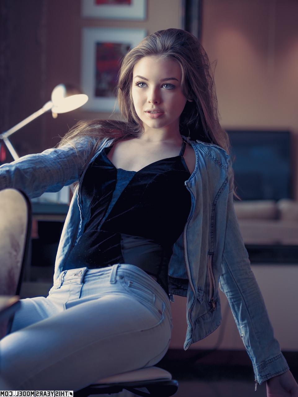 10P La magnifique fille Lana Lea enlève ses vêtements en jean pour poser nue.