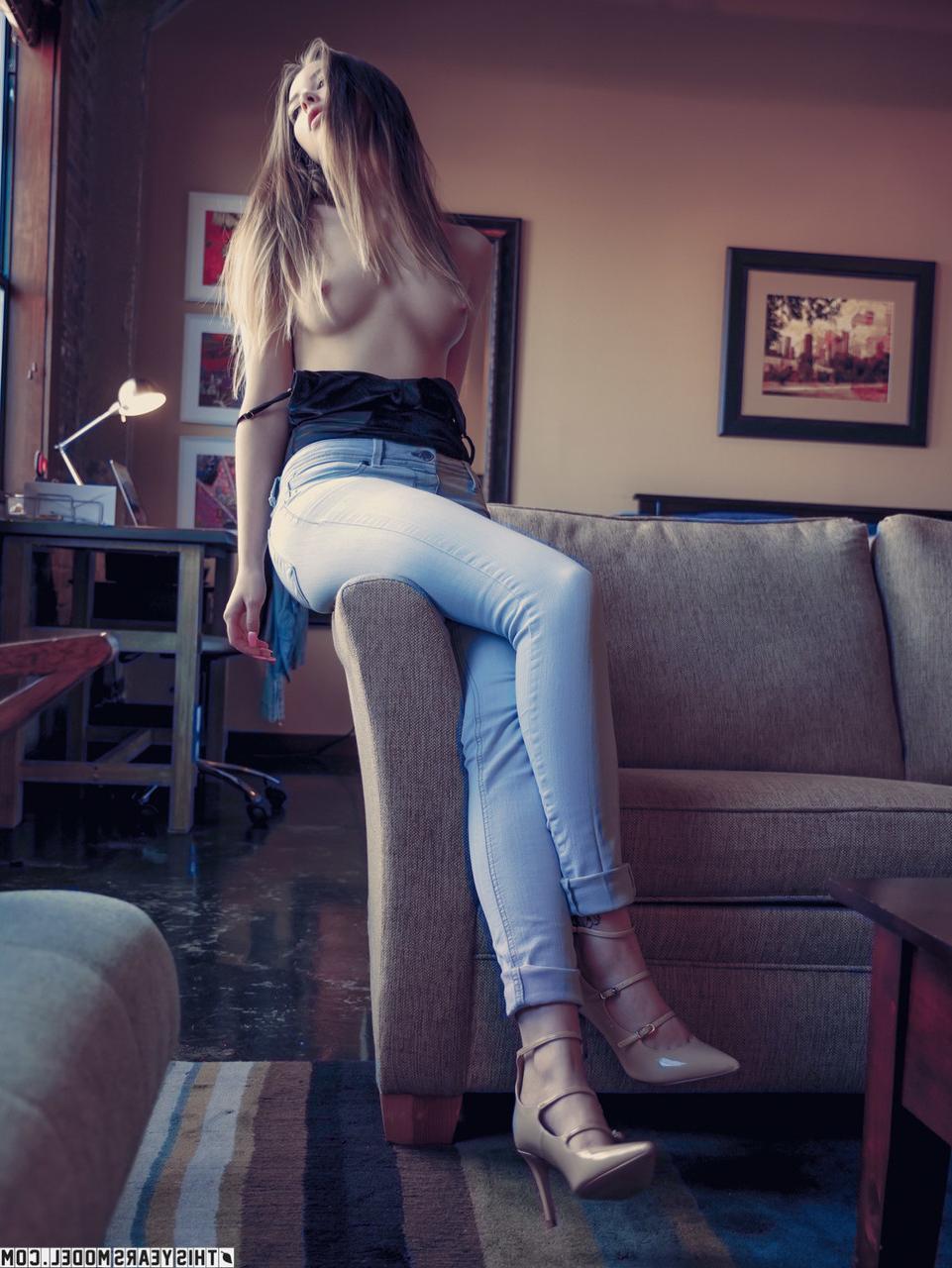 10P La magnifique fille Lana Lea enlève ses vêtements en jean pour poser nue.