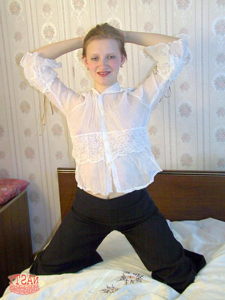 20P Lusya, jeune amateur aux petits seins, dévoile son corps et pose sur un lit.