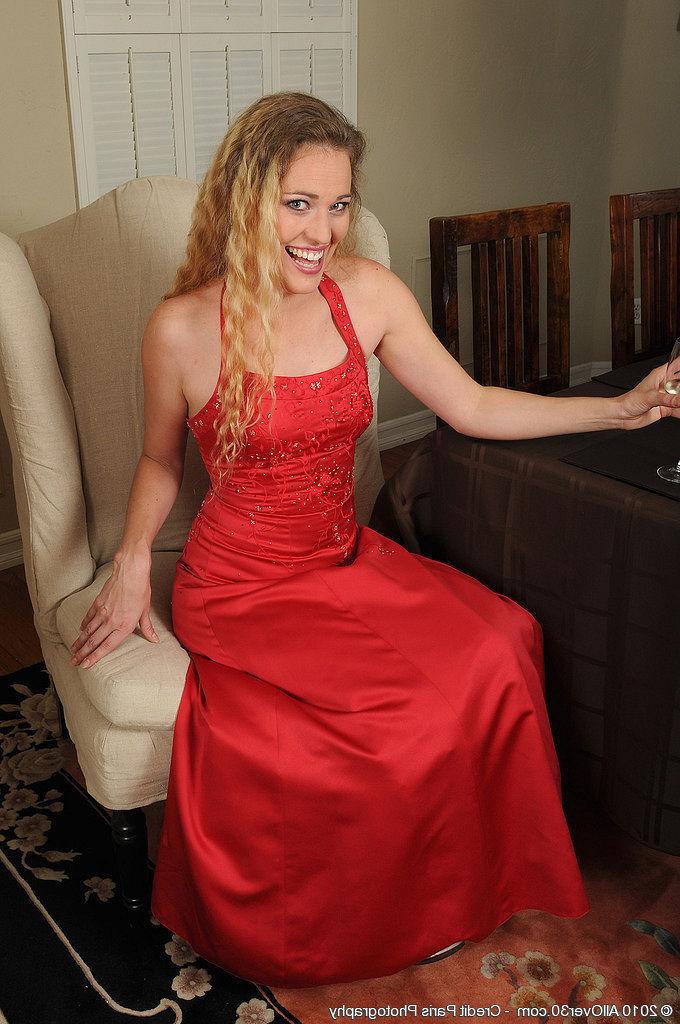 16P Heiße reife Blondine zieht ihr rotes Kleid aus und streichelt ihren Kitzler, während sie trinkt