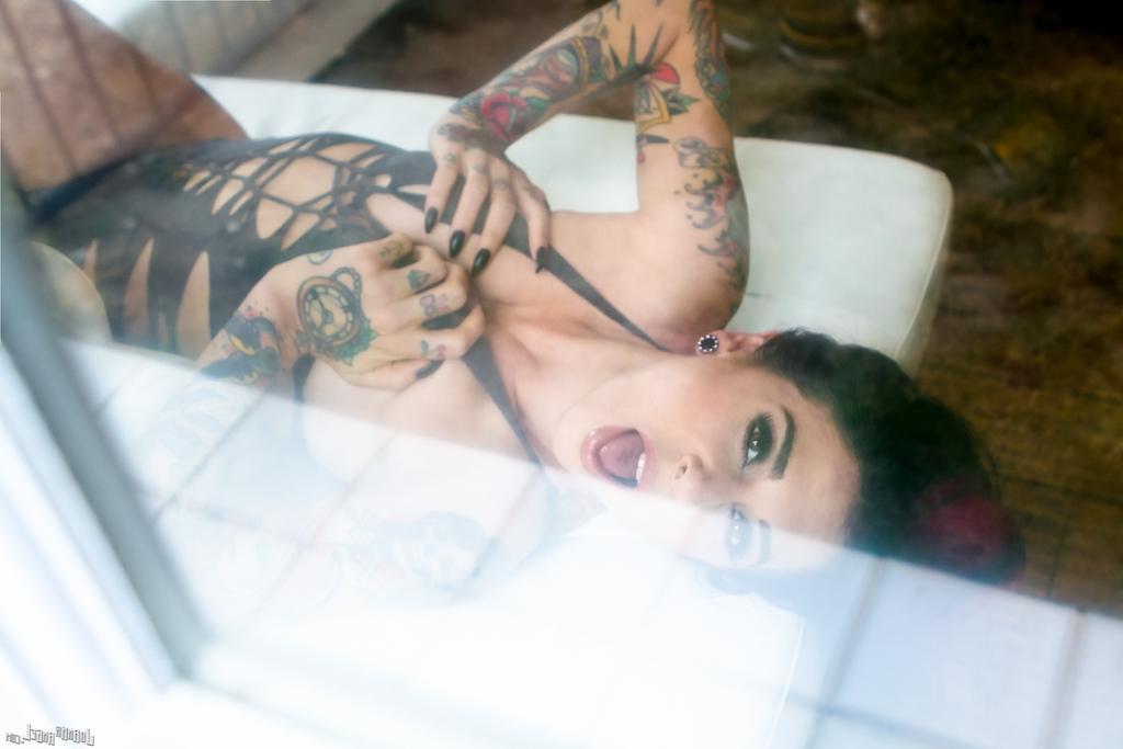 16P A modelo fortemente tatuada Joanna Angel tira seu sensual macacão preto