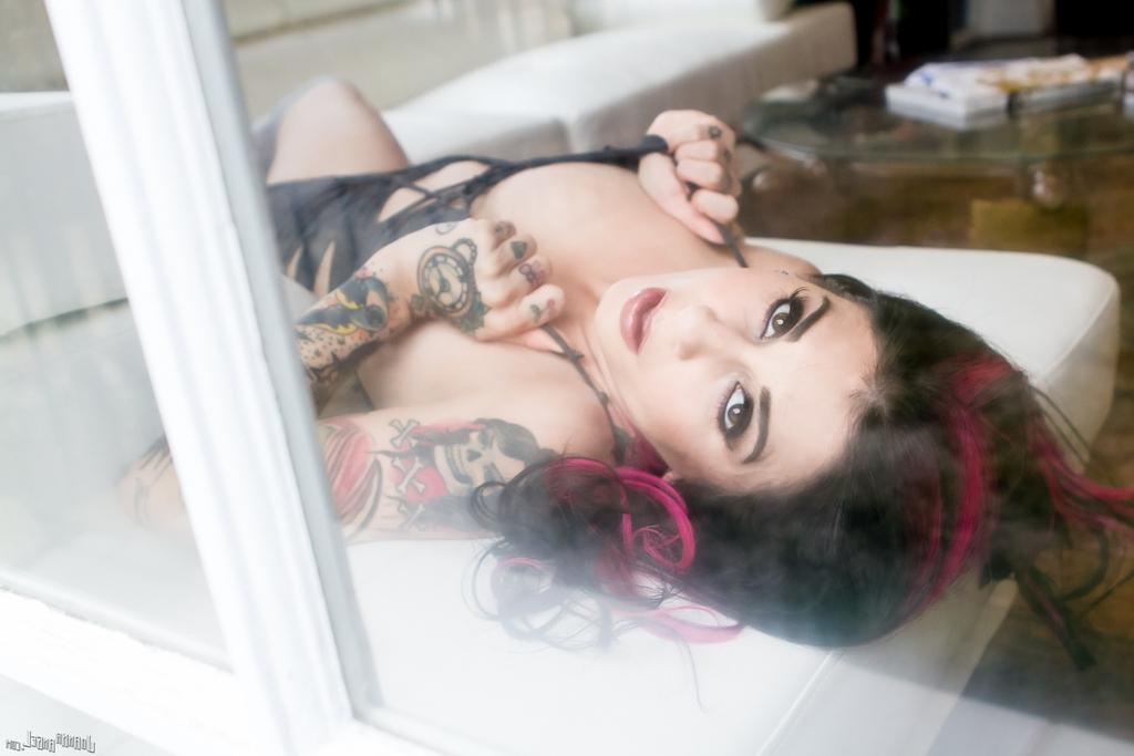 16P A modelo fortemente tatuada Joanna Angel tira seu sensual macacão preto