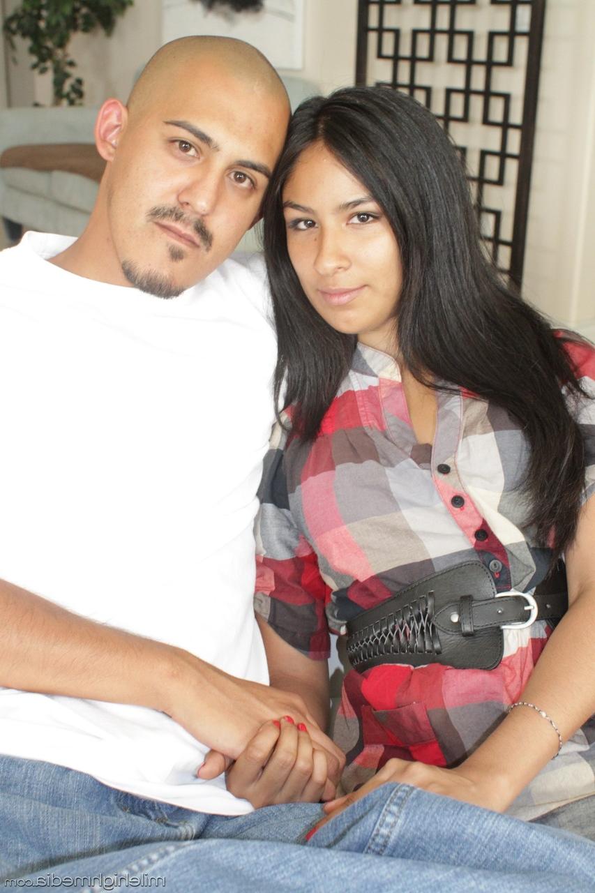 17P Cindy Reyes, latina maigre, révèle ses seins naturels et prend la bite de papa.