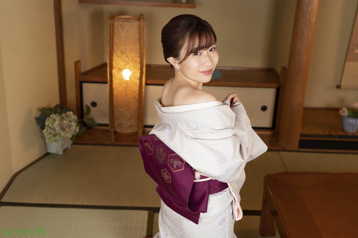 20P A beleza japonesa Miyu Morita dá uma cabeça desleixada e fica desossada doggystyle