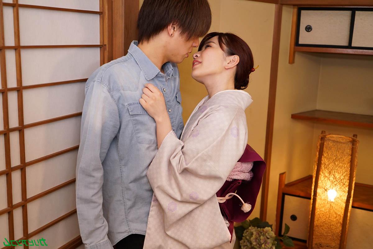 20P A beleza japonesa Miyu Morita dá uma cabeça desleixada e fica desossada doggystyle