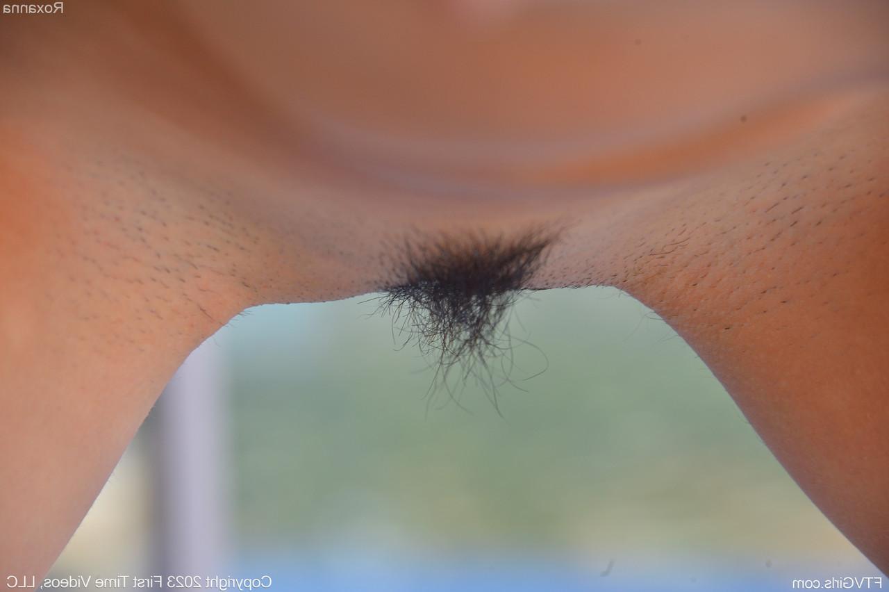 20P A magrinha Roxanna se masturba com um vibrador durante uma sessão de ioga nua