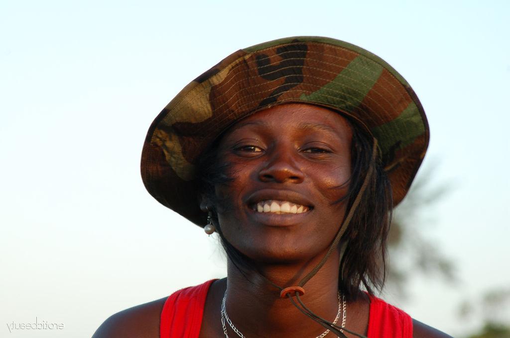 16P A negra Maria L exibe o corpo nu em um campo perto do mar