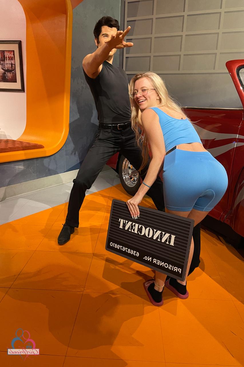 20P Die sexy blonde Teenagerin Riley Star entblößt ihren schönen Arsch und ihre saftige Muschi in einem Solo