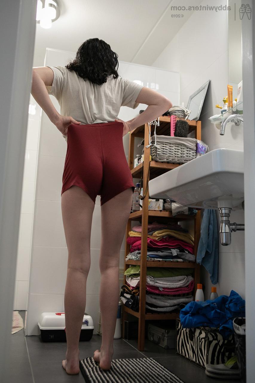20P La amateur mary j muestra sus pechos naturales y su culo apretado en el baño