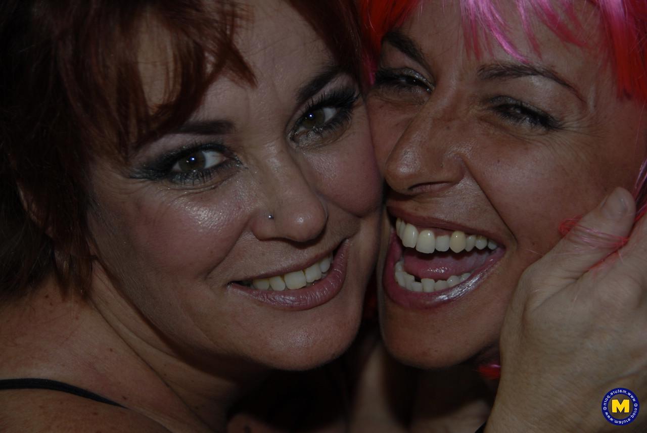 20P Lésbicas amadoras Domina e Nina S lambem os peitos grandes e buracos uma da outra