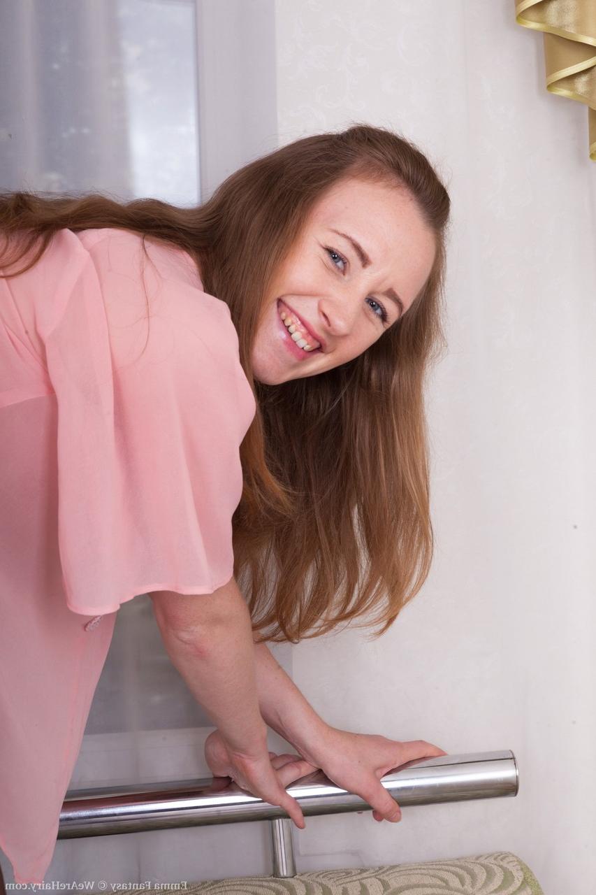 20P Das zierliche russische Babe Emma Fantasy lächelt, während sie ihre pelzige Fotze spielt