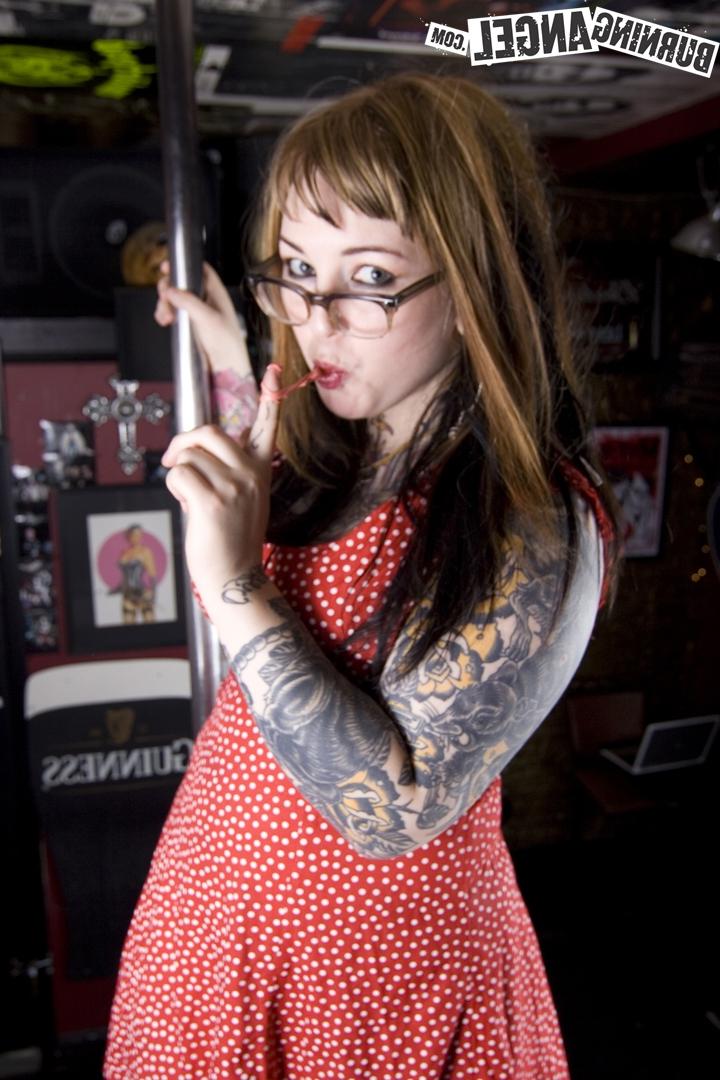 17P Belleza tetona tatuada con gafas desnudándose y jugando con el coño