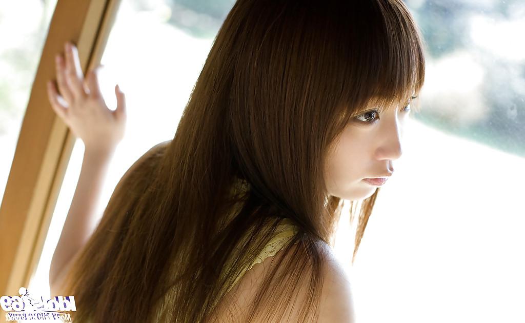 15P Petite adolescente asiática com pernas sensuais Hina Kurumi se livra de sua lingerie