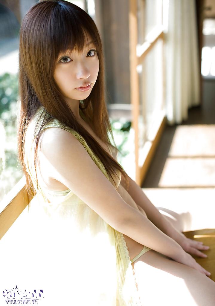 15P Petite adolescente asiática com pernas sensuais Hina Kurumi se livra de sua lingerie