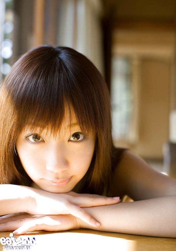15P Petite adolescente asiática com pernas sensuais Hina Kurumi se livra de sua lingerie