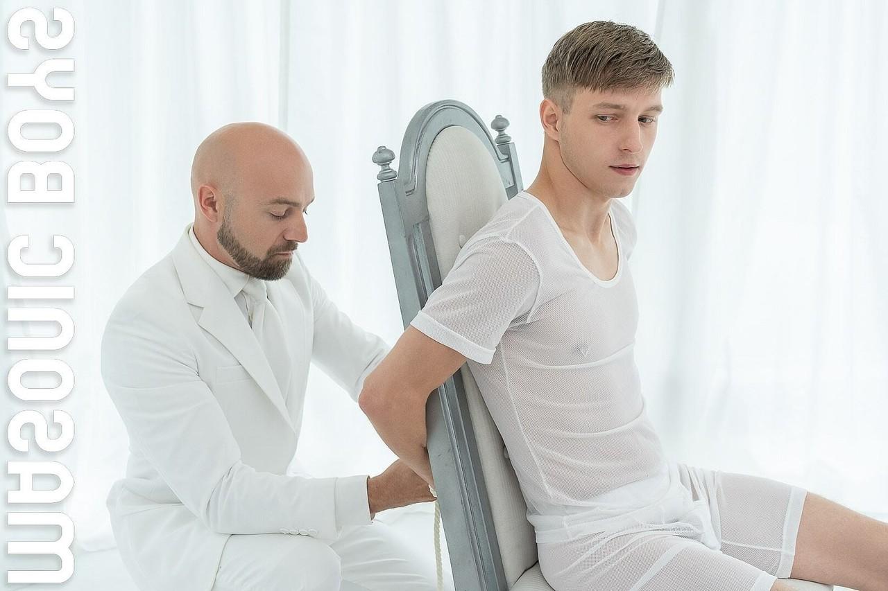 20P Bald gay master Snow ties up cute twink Apprentice White & sucks him off