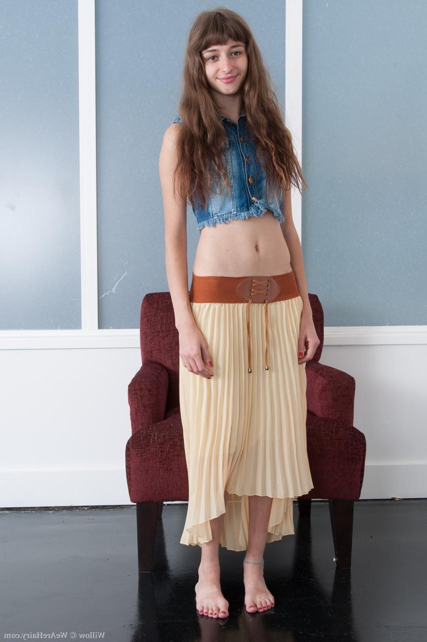 16P Willow, une jeune brune et poilue, exhibe son buisson adulte entre ses jambes.