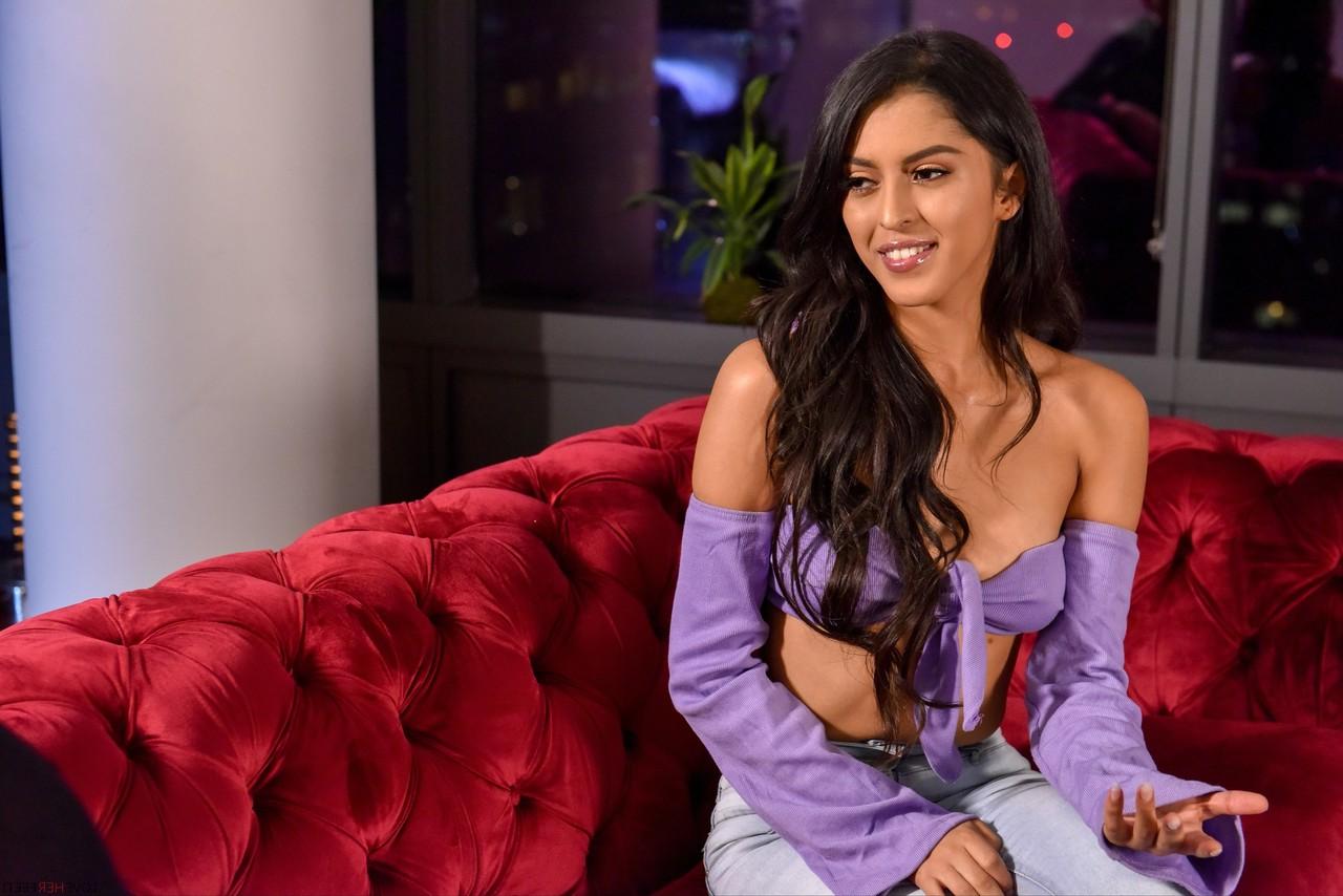 20P A atraente latina Sophia Leone recebe massagem nos pés, adoração e fode