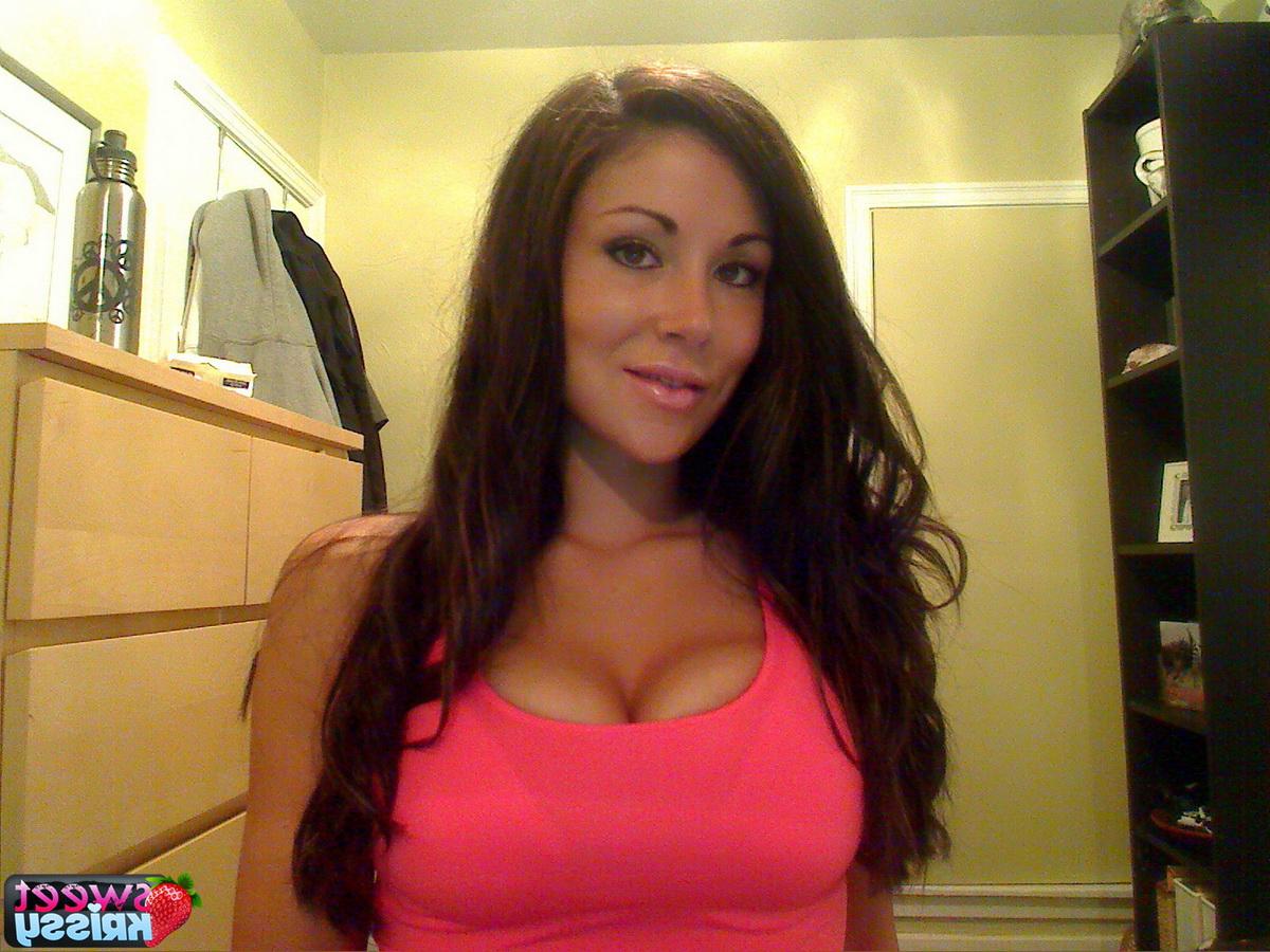 12P Die sexy Brünette Sweet Krissy zieht sich in ihrem Schlafzimmer den Hintern aus