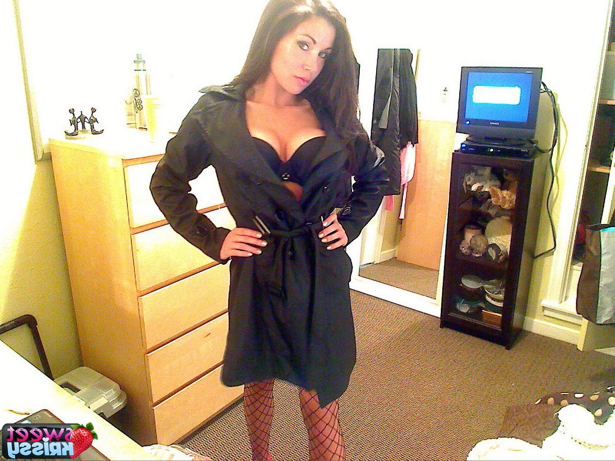 12P Die sexy Brünette Sweet Krissy zieht sich in ihrem Schlafzimmer den Hintern aus