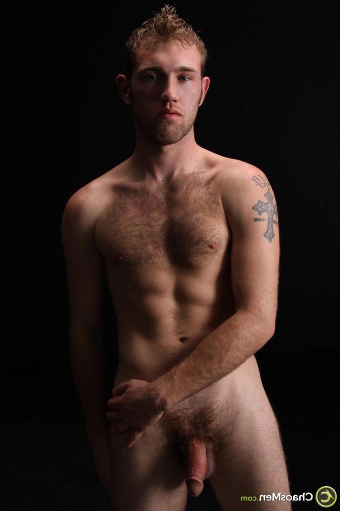 20P El gay peludo Reid expone su cuerpo y modela su polla dura en un solo sexy